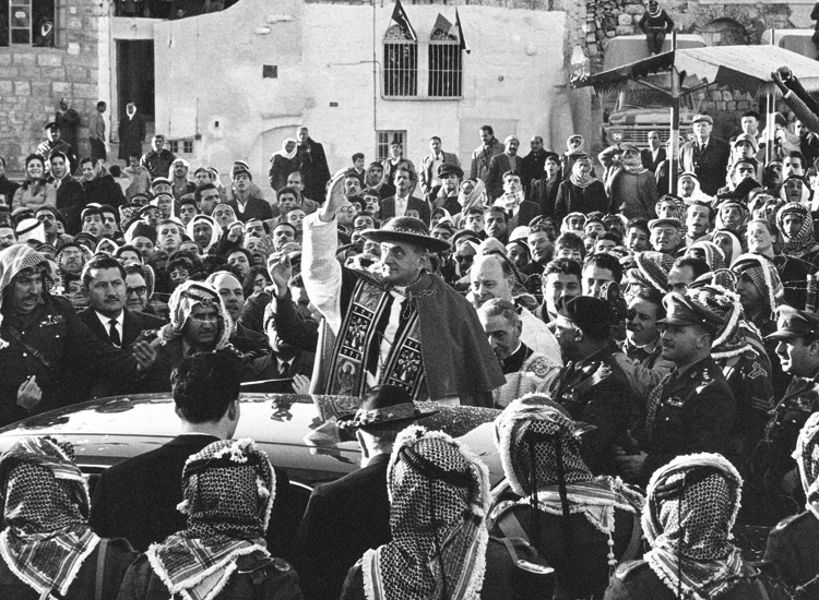 Paolo VI acclamato dalla folla a Betlemme, il 6 gennaio 1964 (Pepi Merisio);